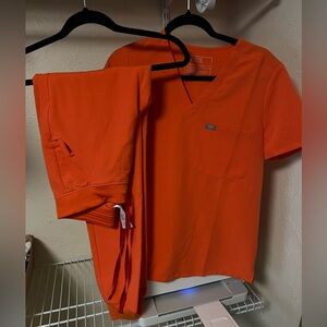 Figs scrub set, orange, Catarina top S, Zamora Bottom XS tall